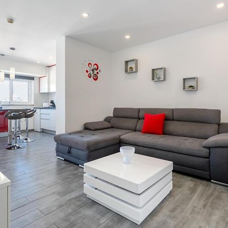 Red Velvet 1 Bdr Flat With Balcony By Lovelystay Portimão Exteriör bild