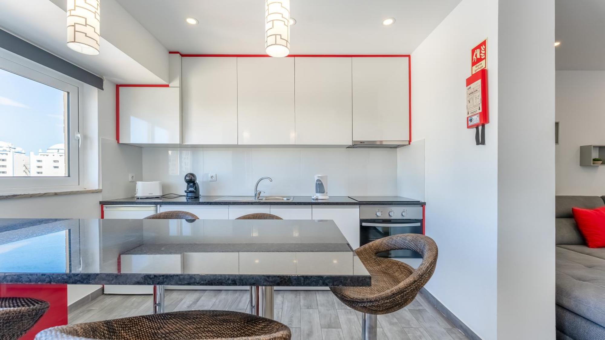Red Velvet 1 Bdr Flat With Balcony By Lovelystay Portimão Exteriör bild
